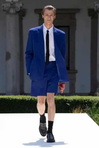 Look 30
